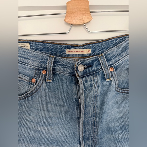 Levi’s Classic Blue Denim Jeans - Picture 2 of 3